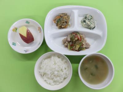 ご飯、鶏肉の野菜あんかけ、白和え、ごぼうサラダ、大根の味噌汁、りんご